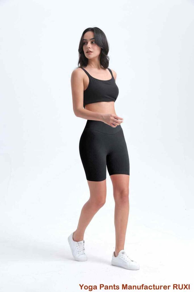 ayollar oq golf shortilari