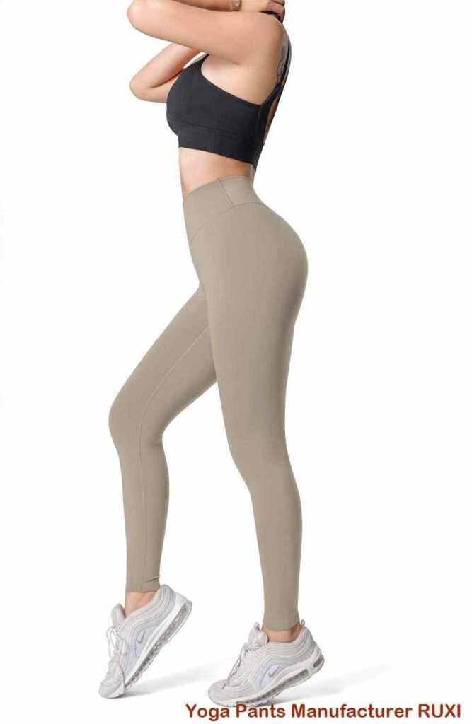 Ayol dostlari oldida külotsiz yuradi. Aniq porno tomosha qiling